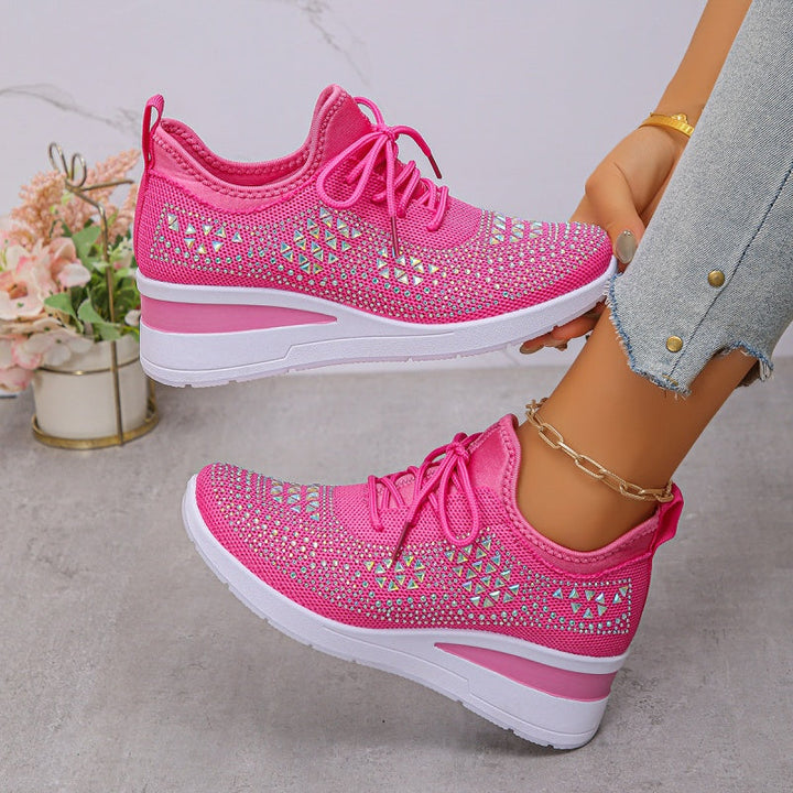 Dettaglio ravvicinato delle sneakers donna con strass sulla punta e lacci, per un comfort chic.