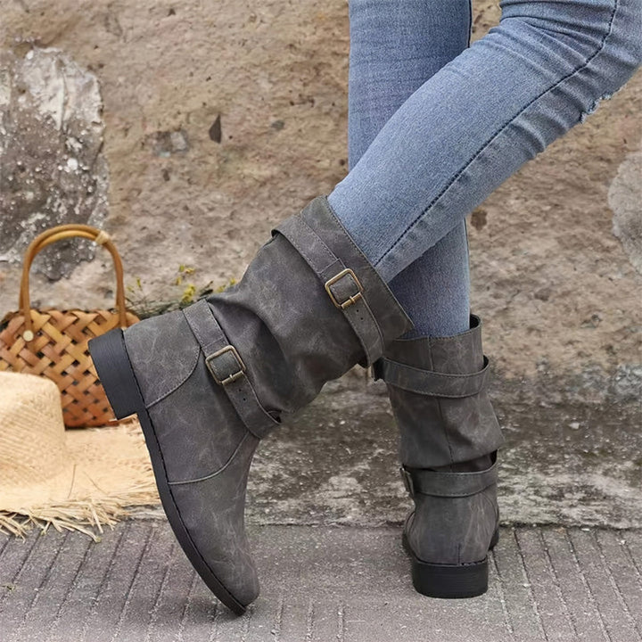 Stivaletti donna in pelle scamosciata, colore nero, con fibbia. Ideali per l'autunno, tacco basso.