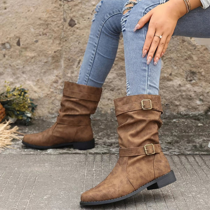 Moda donna autunno: stivaletti neri con fibbia e tacco basso. Versatili e confortevoli per ogni occasione.