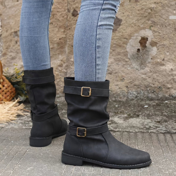 Stivaletti donna in ecopelle neri, fibbia decorativa e tacco basso. Stile autunnale per il tuo guardaroba.