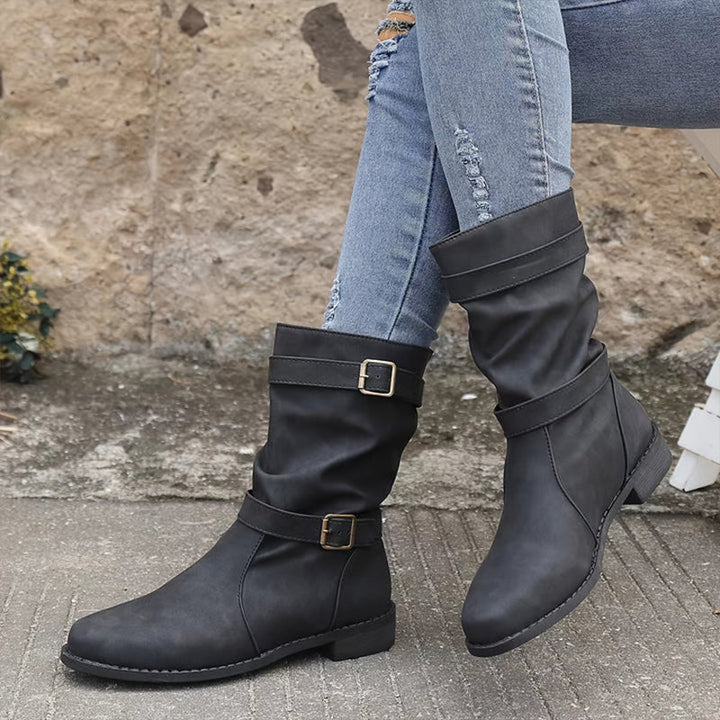 Eleganti stivaletti donna autunnali neri, con fibbia regolabile e tacco comodo. Perfetti per la stagione.