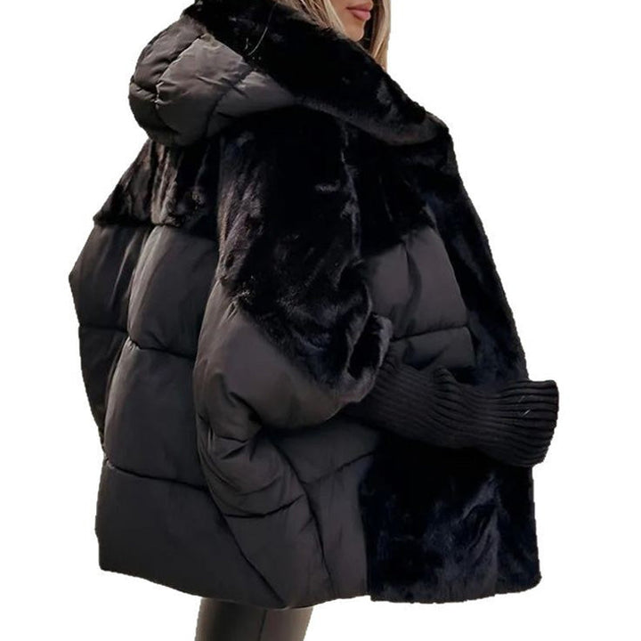 Moderna giacca puffer donna oversize, con design patchwork unico e cappuccio, ideale per il freddo.