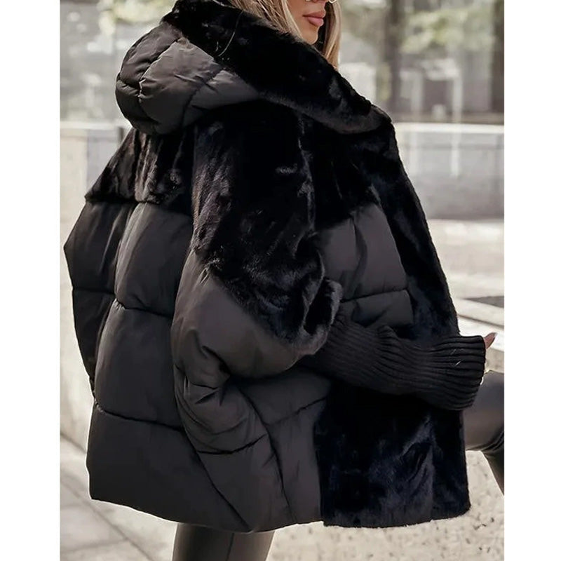 Giacca invernale donna, modello puffer oversize e patchwork con cappuccio, per un look caldo e trendy.