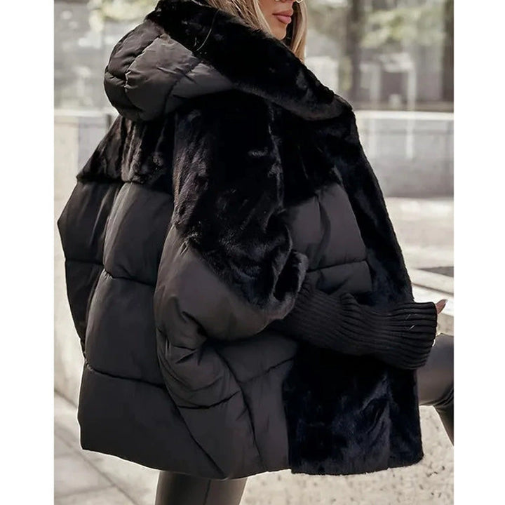 Giacca invernale donna, modello puffer oversize e patchwork con cappuccio, per un look caldo e trendy.