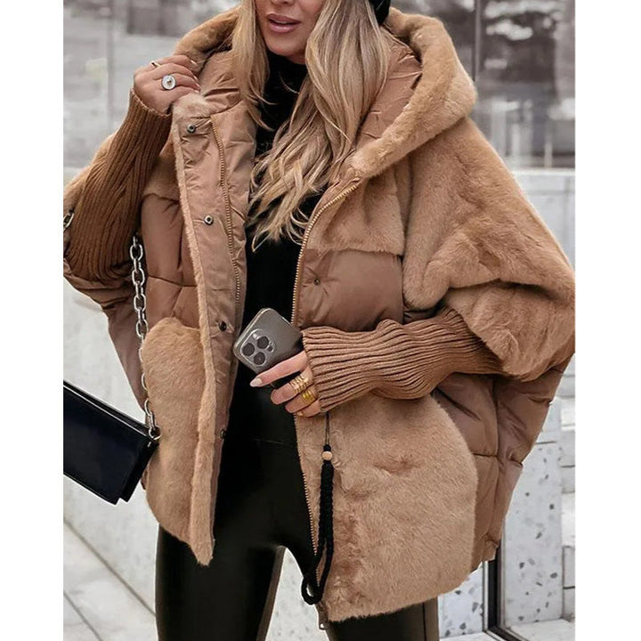 Puffer invernale donna oversize con design patchwork e cappuccio, stile casual per l'abbigliamento femminile.