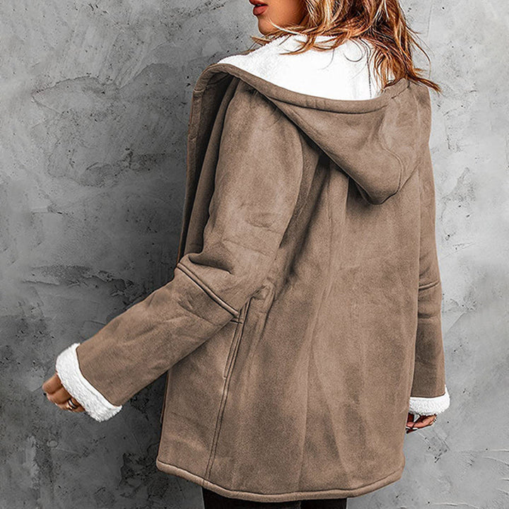 Cappotto donna invernale verde con cappuccio, morbido al tatto e caldo, essenziale per l'abbigliamento autunnale.