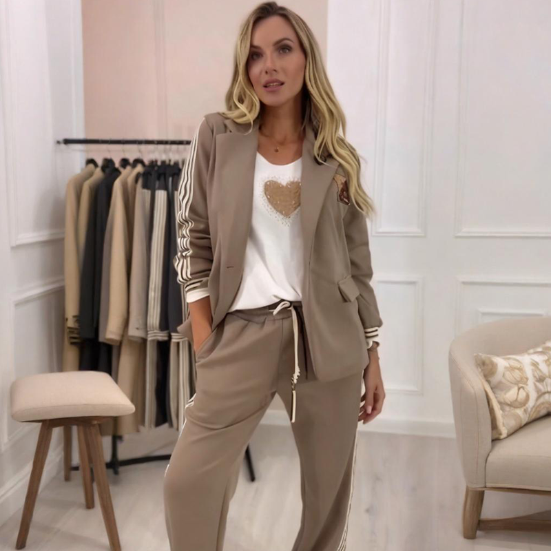Completo blazer casual e pantaloni larghi da donna con righe laterali. Look confortevole e alla moda per primavera.