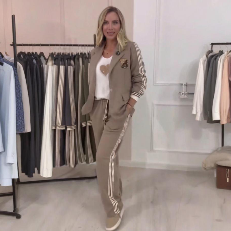 Completo donna due pezzi elegante con blazer casual e pantaloni a palazzo con righe. Perfetto per l'ufficio.