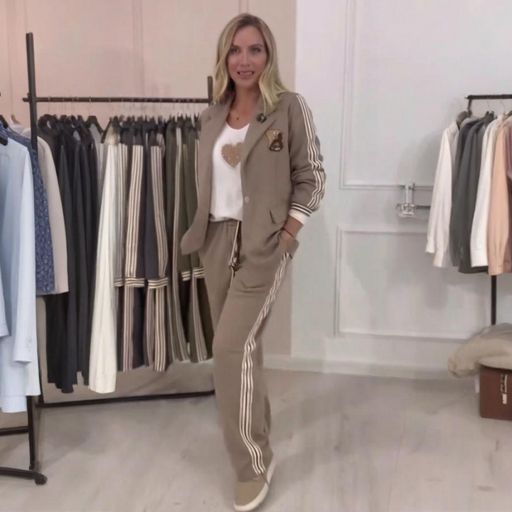 Completo donna due pezzi elegante con blazer casual e pantaloni a palazzo con righe. Perfetto per l'ufficio.