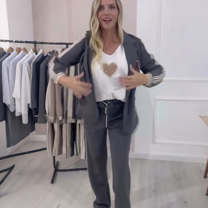 Completo moda donna con blazer casual e pantaloni larghi a righe. Ideale per un look versatile ed elegante in primavera.
