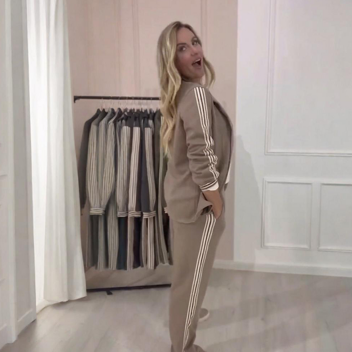 Blazer casual e pantaloni larghi da donna a righe. Outfit primaverile comodo e chic, ideale per tutti i giorni.