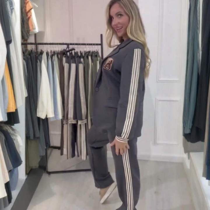 Completo due pezzi primaverile da donna. Blazer casual e pantaloni larghi a righe, confortevole e alla moda.