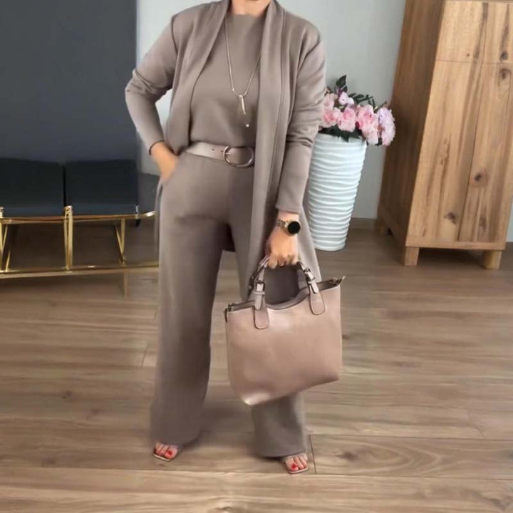 Outfit autunnale donna: completo tre pezzi con cardigan lungo, top e pantaloni larghi, casual chic.