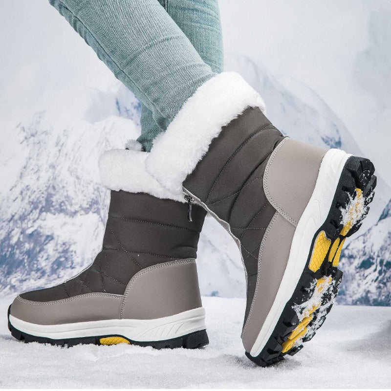 Stivali da neve donna con zip per l'inverno. Mantengono i piedi caldi e asciutti sulla neve.