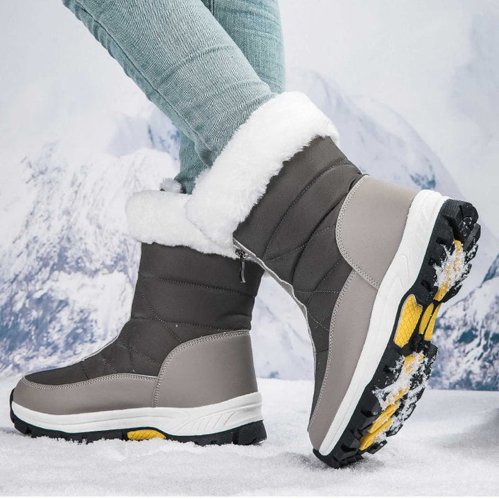 Stivali da neve donna con zip per l'inverno. Mantengono i piedi caldi e asciutti sulla neve.