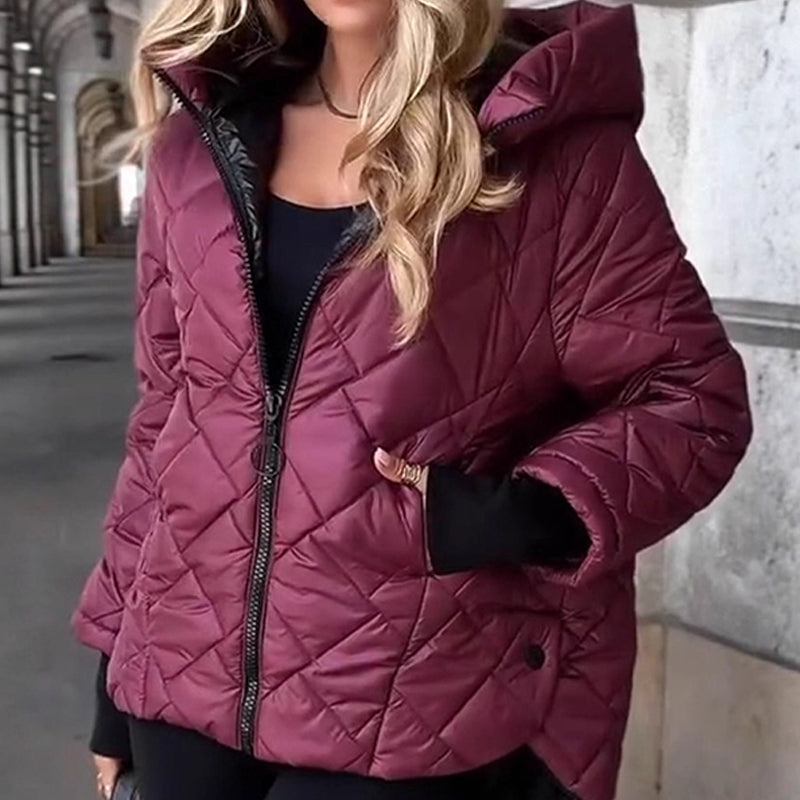 Elegante giacca invernale donna imbottita bordeaux con cappuccio, trapuntata, calda e casual per moda inverno.