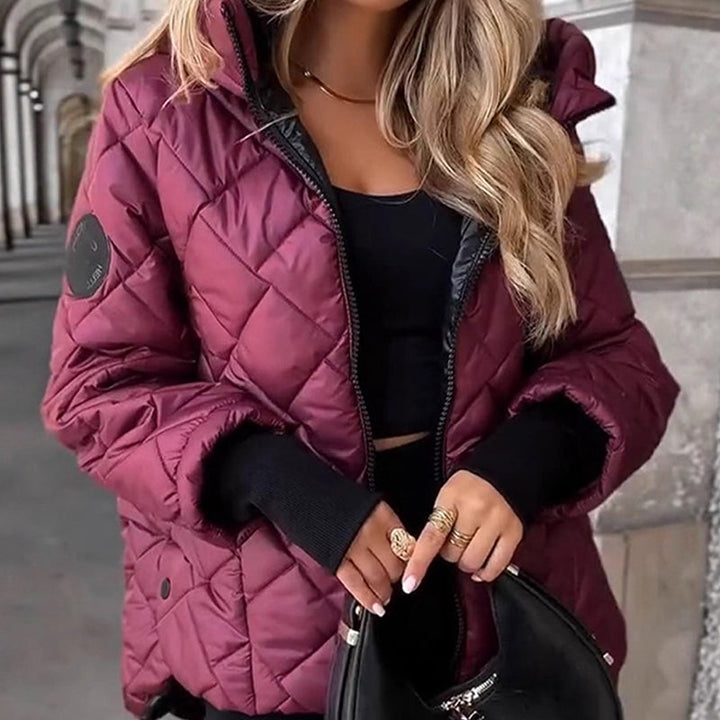 Giacca donna trapuntata bordeaux con cappuccio, imbottita. Moda inverno, calda e casual per ogni giorno.