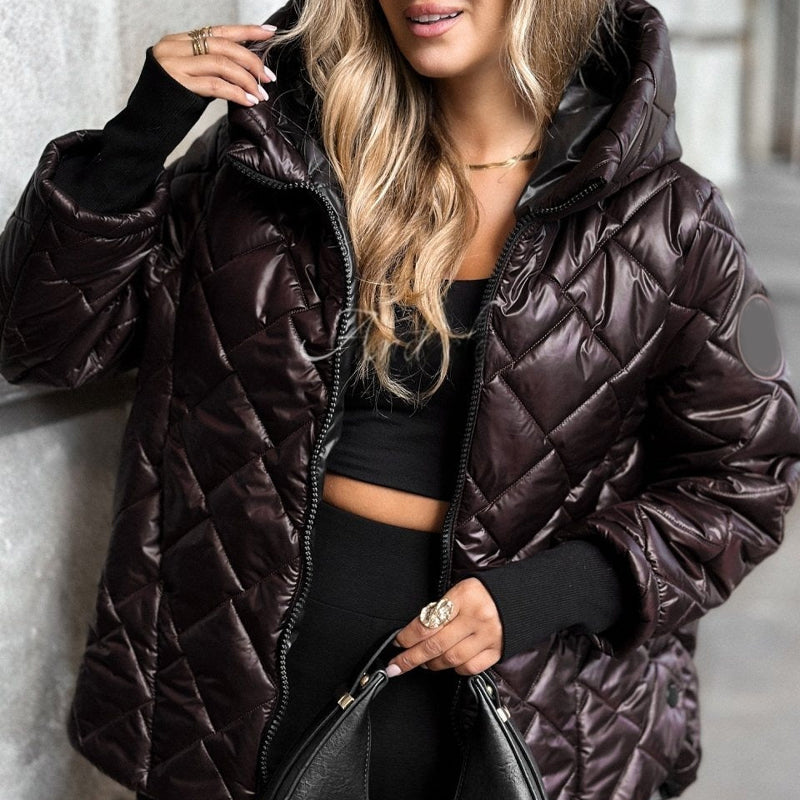 Giacca donna invernale imbottita color caffè con cappuccio. Casual ed elegante, perfetta per il freddo.