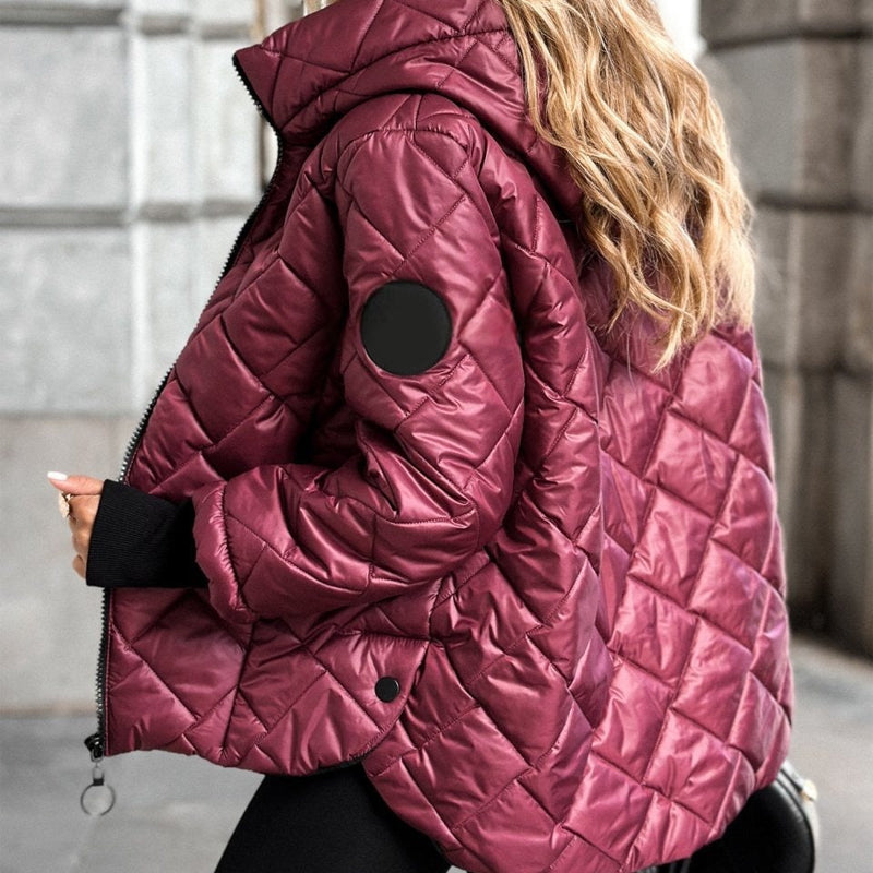 Giacca invernale donna imbottita bordeaux, trapuntata, con pratico cappuccio. Ideale per abbigliamento caldo.