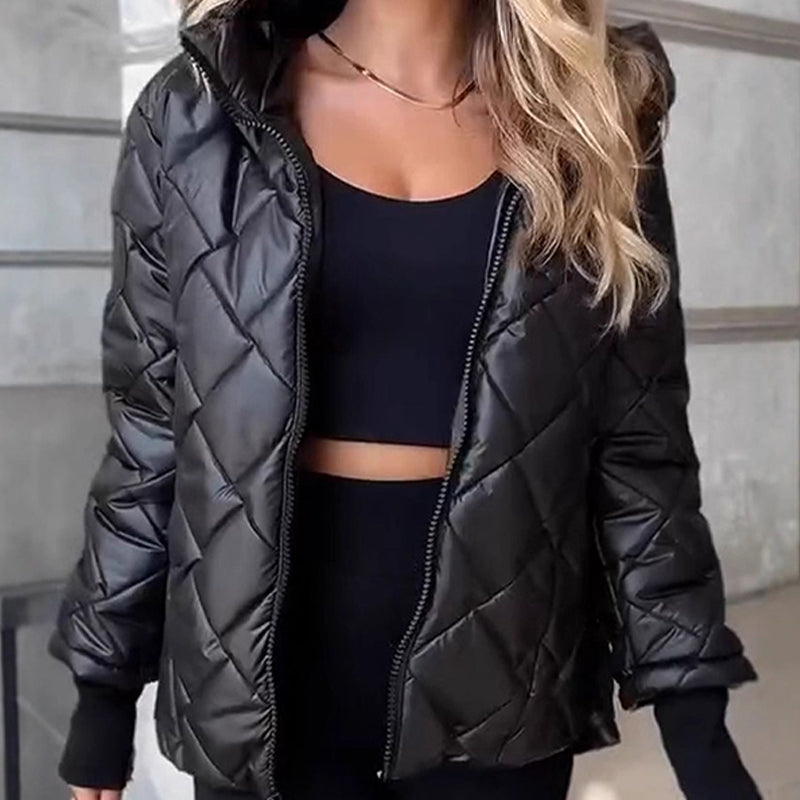 Giacca invernale donna imbottita nera con cappuccio. Calda, casual ed elegante, ideale per il freddo.