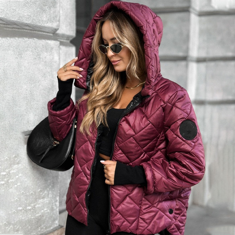 Giacca donna nera trapuntata imbottita, calda e confortevole. Con cappuccio, per affrontare il freddo con stile.