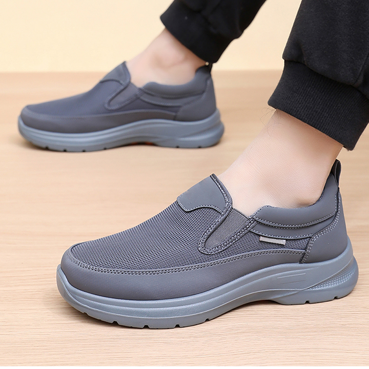 Scarpe uomo slip-on leggere, ideali per il comfort quotidiano. Design traspirante e calzata facile.