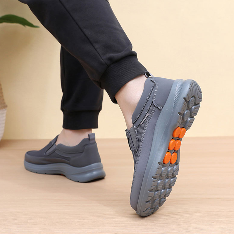 Sneakers sportive uomo con comfort ammortizzato e aderenza superiore. Tomaia traspirante per prestazioni ottimali.