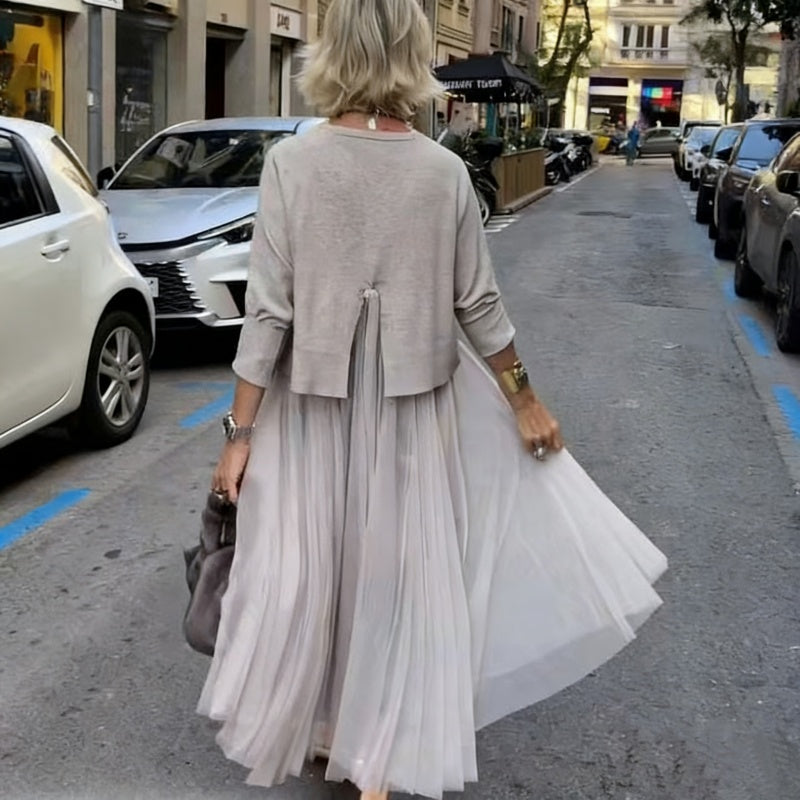 Abbigliamento femminile elegante: completo due pezzi con abito lungo plissettato e top abbinato.
