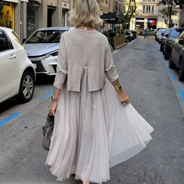 Abbigliamento femminile elegante: completo due pezzi con abito lungo plissettato e top abbinato.