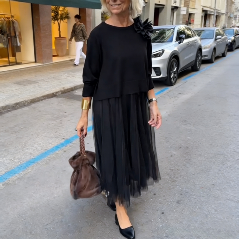 Set due pezzi donna elegante con maglia a maniche lunghe e abito lungo plissettato trendy. Moda autunno.