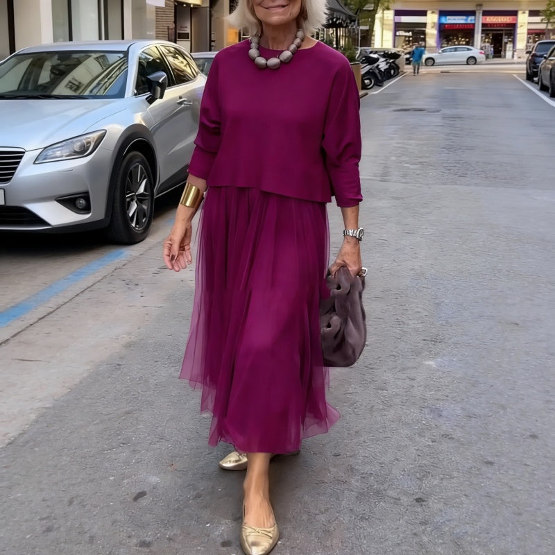 Elegante completo donna due pezzi per primavera e autunno, con top e abito plissettato. Abbigliamento femminile.