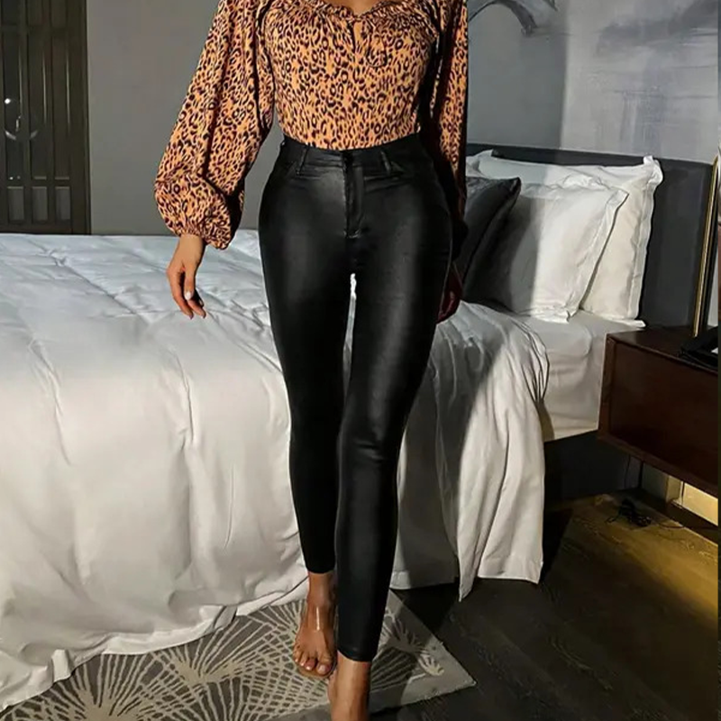 Vista posteriore pantaloni skinny da donna a vita alta effetto pelle rosso scuro, vestibilità aderente.