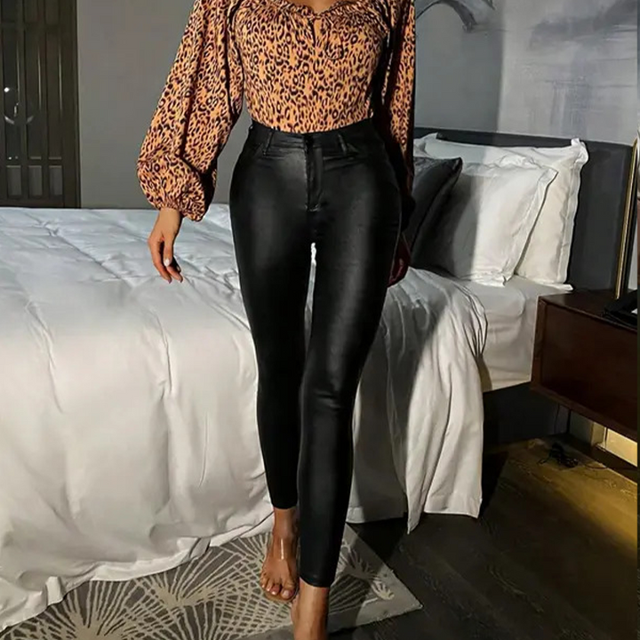 Vista posteriore pantaloni skinny da donna a vita alta effetto pelle rosso scuro, vestibilità aderente.