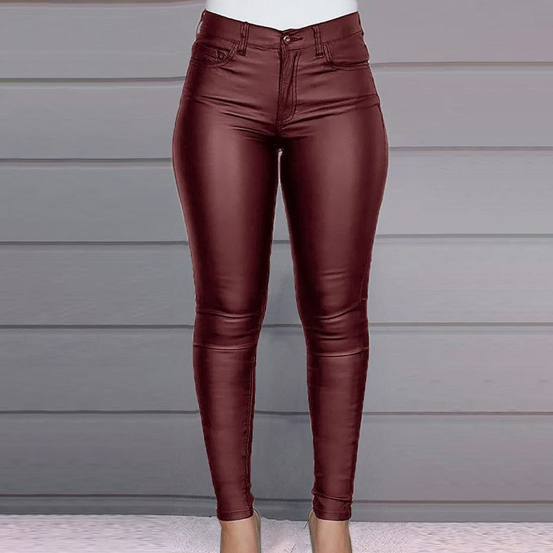 Modella indossa pantaloni skinny effetto pelle blu navy a vita alta, look casual chic da giorno.