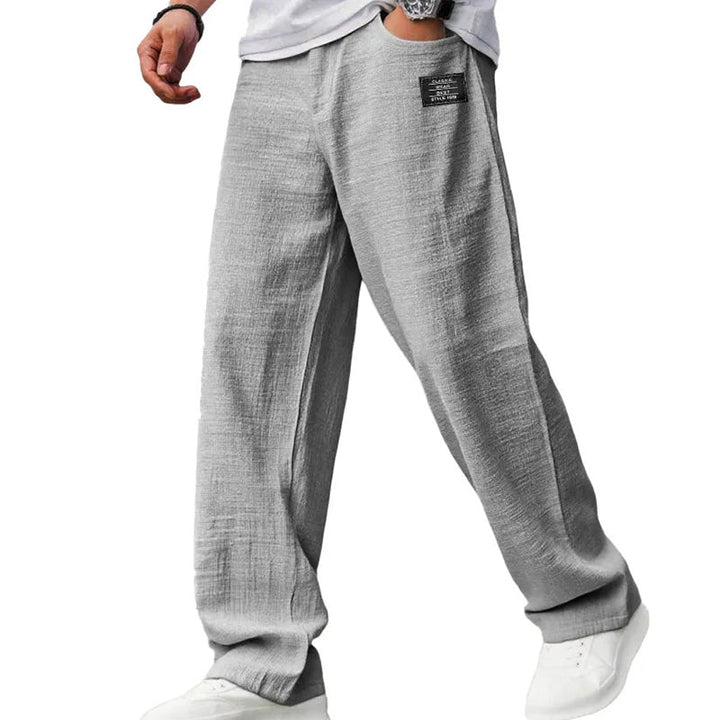 Pantaloni uomo a gamba dritta casual, in tessuto leggero per massimo comfort e stile quotidiano.