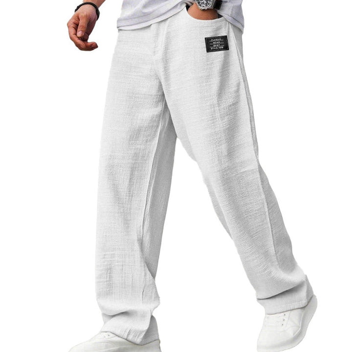 Pantaloni uomo a gamba dritta con tasche pratiche, ideali per tempo libero, viaggio e look versatile.