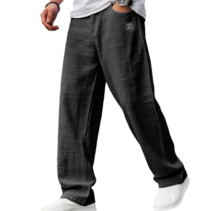 Vista frontale: pantaloni uomo a gamba dritta casual con tasche laterali, ideali per un comfort elevato.