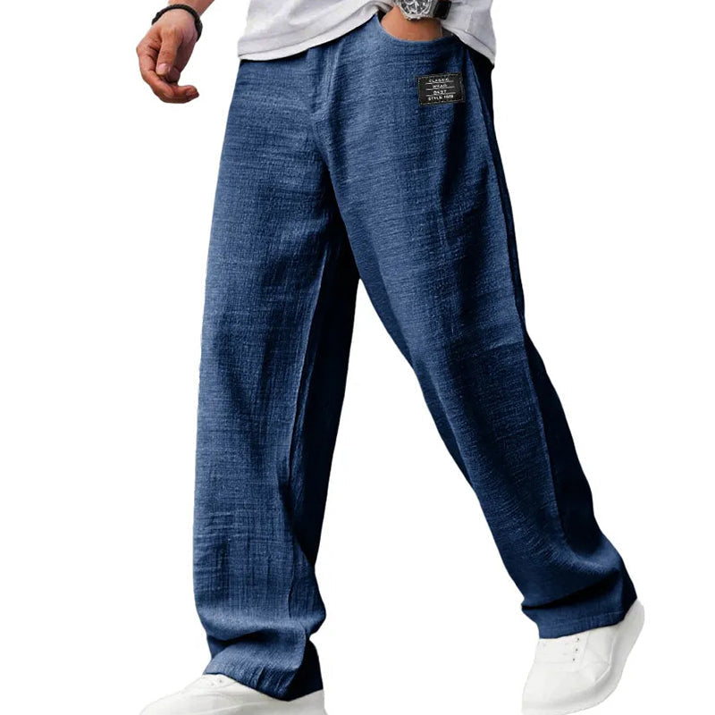 Dettaglio pantaloni uomo a gamba dritta: tasche posteriori e tessuto leggero per il tempo libero e viaggio.