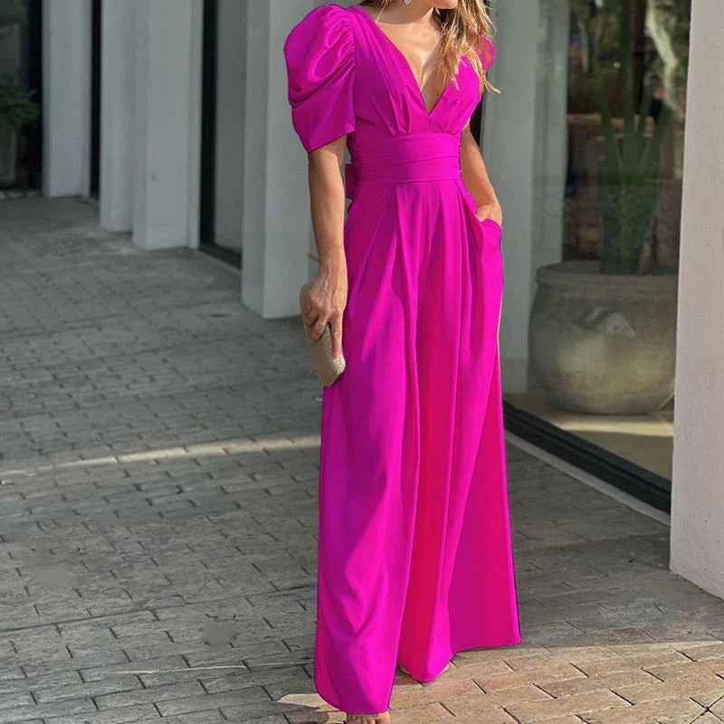 Tuta elegante da donna con scollo a V e pantaloni palazzo larghi, moderna e confortevole per l'estate.