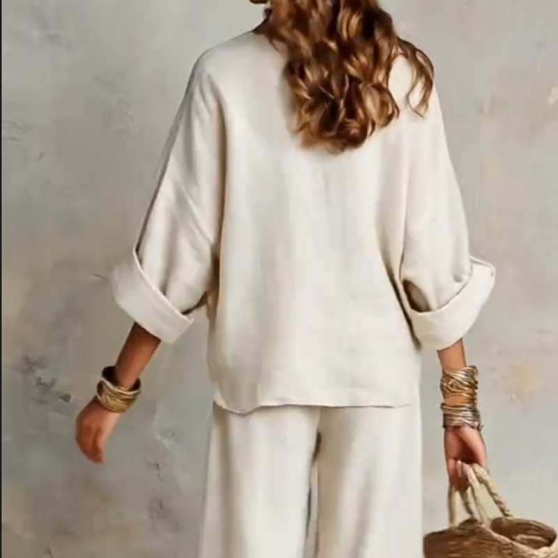 Outfit vacanza donna: completo due pezzi effetto lino traspirante con pantaloni palazzo per l'estate.