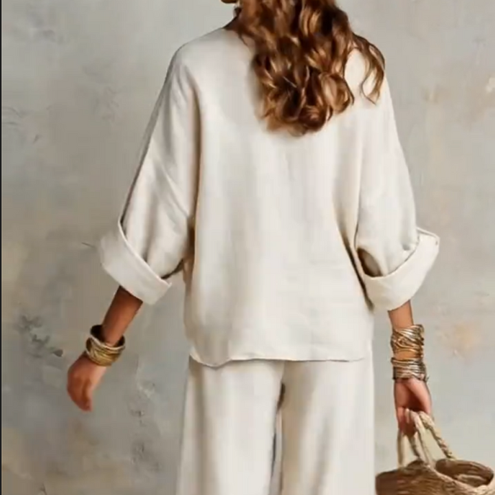 Outfit vacanza donna: completo due pezzi effetto lino traspirante con pantaloni palazzo per l'estate.
