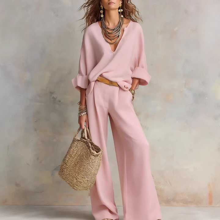 Moda donna curvy: completo estivo effetto lino con pantaloni palazzo ampi e top scollo a V per comfort.