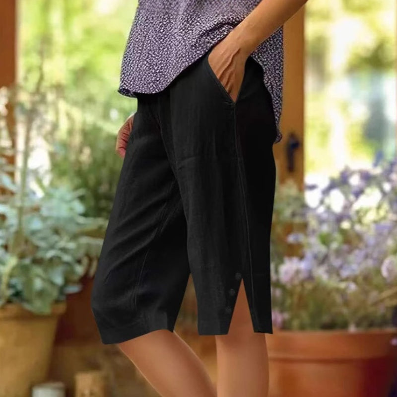 Dettaglio delle tasche laterali sui pantaloni capri donna, pratici e funzionali.