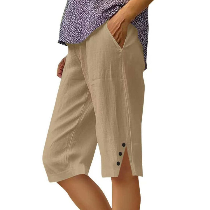 Dettaglio del tessuto dei pantaloni capri donna, leggero e piacevole sulla pelle.