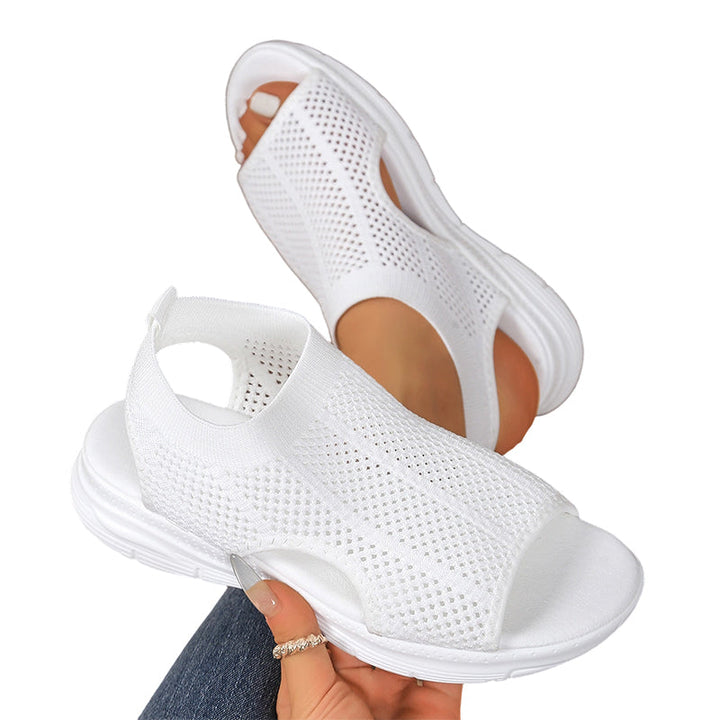 Dettaglio sandali donna piatti, comodi e leggeri, perfetti per l'estate calda.