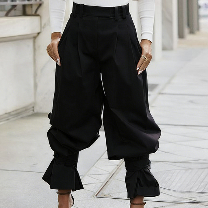 Moda femminile: pantaloni plissettati larghi con raffinati volant alla caviglia, stile moderno.