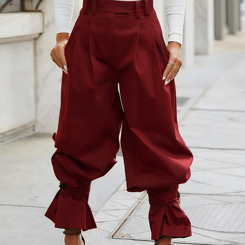 Nuova collezione: pantaloni donna eleganti con design plissettato e dettagli volant sulla caviglia.