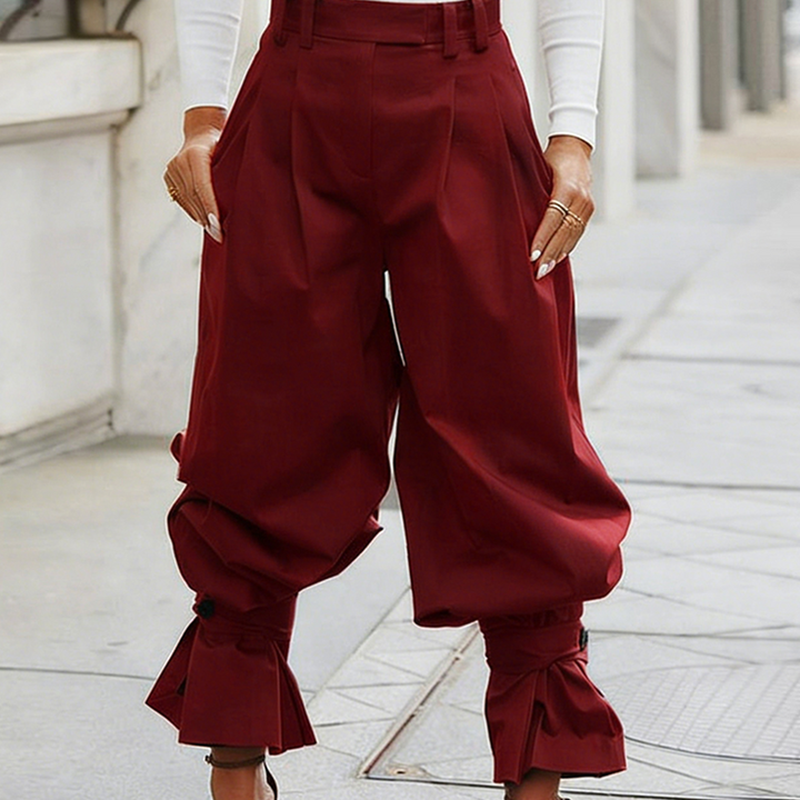Nuova collezione: pantaloni donna eleganti con design plissettato e dettagli volant sulla caviglia.