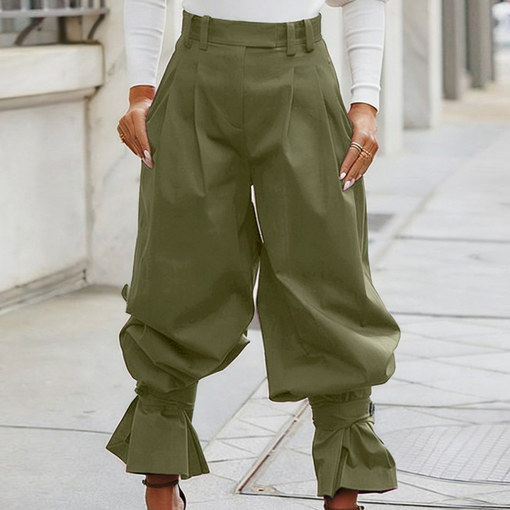 Pantaloni donna larghi, plissettati, con volant alla caviglia, un capo essenziale per la moda femminile.