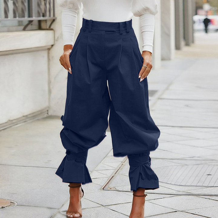 Stile moderno: pantaloni eleganti plissettati donna con esclusivi volant alla caviglia.